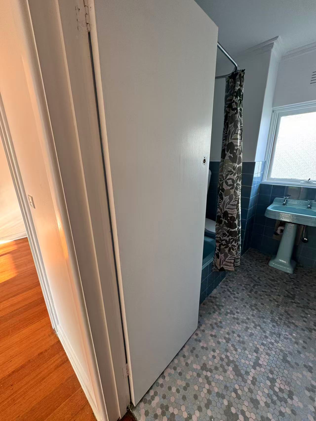 Interior door leaf with an unfilled hardware opening