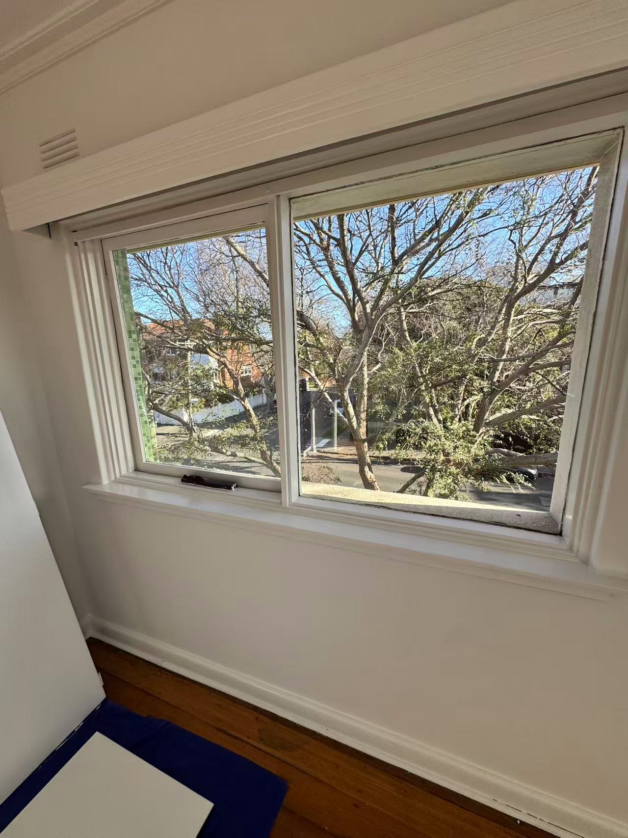 Sliding window with visible frame edges